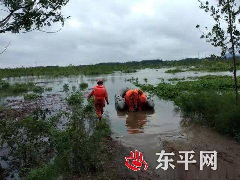 东平县大清河水位猛涨 两名钓友被困 消防队员火速救援