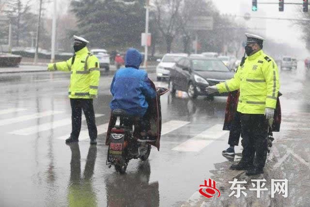 东平县公安局交警大队保障雨雪天气 确保辖区道路畅通