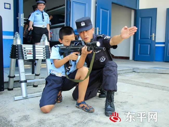 东平县公安局组织开展小小萌娃进警营活动