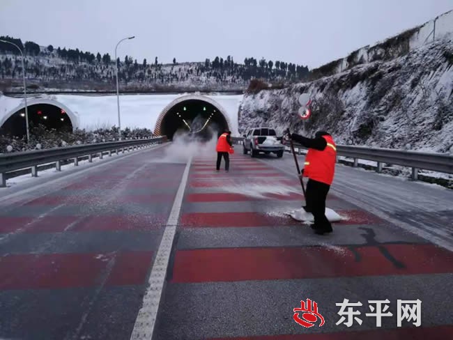 东平县各部门积极开展除雪保畅通工作