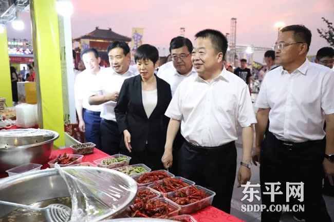 东平湖首届龙虾啤酒节在大宋不夜城震撼开场